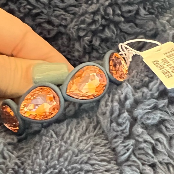 🌟NEW🌟 Beautiful slate gray bracelet with pink large stones! - Picture 2 of 7